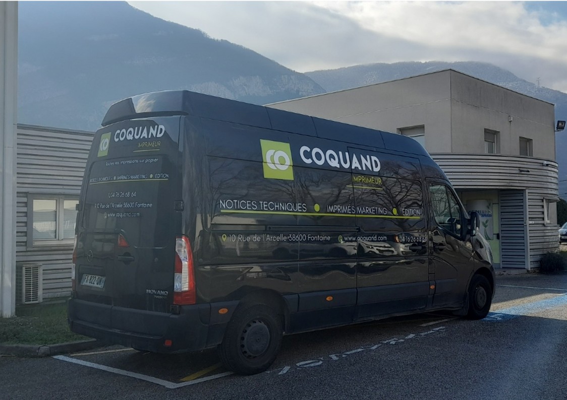 Camion de livraison floqué aux couleurs de l'imprimerie